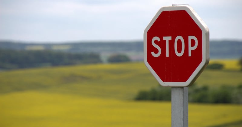 Panneau signalisation personnalisé près de Nantes : créez le vôtre facilement